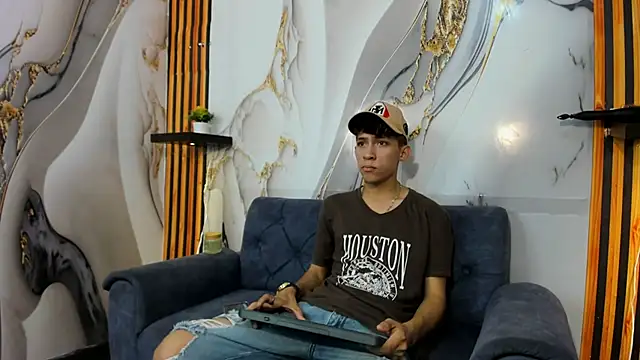 Alex LatinBoy18 online show from November 2025 08:53:01 PM