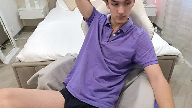 Snapshot of MoonlinSkinn chatting on December 2025 08:02:02 AM MoonlinSkinn online show from December 2025 08:02:02 AM