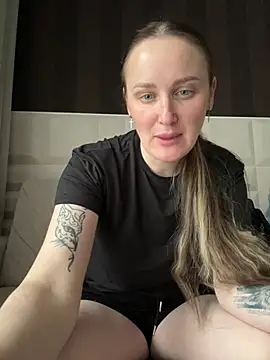Snapshot of TomilaSi chatting on April 2026 11:55:01 AM TomilaSi online show from April 2026 11:55:01 AM