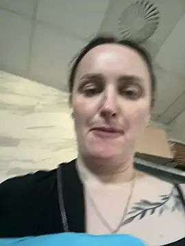 Snapshot of TomilaSi chatting on May 2026 04:12:01 PM TomilaSi online show from May 2026 04:12:01 PM