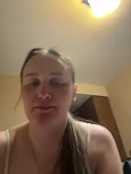 Snapshot of TomilaSi chatting on April 2026 10:57:02 PM TomilaSi online show from April 2026 10:57:02 PM