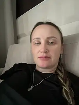 Snapshot of TomilaSi chatting on April 2026 10:44:01 AM TomilaSi online show from April 2026 10:44:01 AM