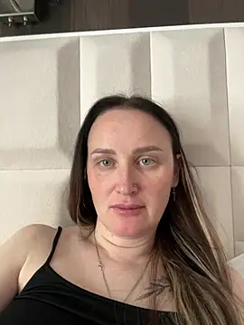 Snapshot of TomilaSi chatting on April 2026 11:38:02 AM TomilaSi online show from April 2026 11:38:02 AM