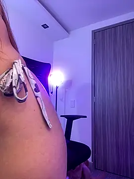 Snapshot of Im_Luu chatting on December 2025 04:57:02 AM Im Luu online show from December 2025 04:57:02 AM