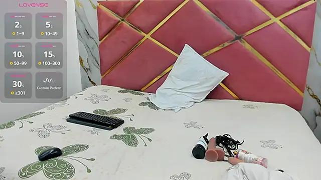 Snapshot of VALERIAQUEENTS__ chatting on January 2026 12:20:01 PM VALERIAQUEENTS online show from January 2026 12:20:01 PM