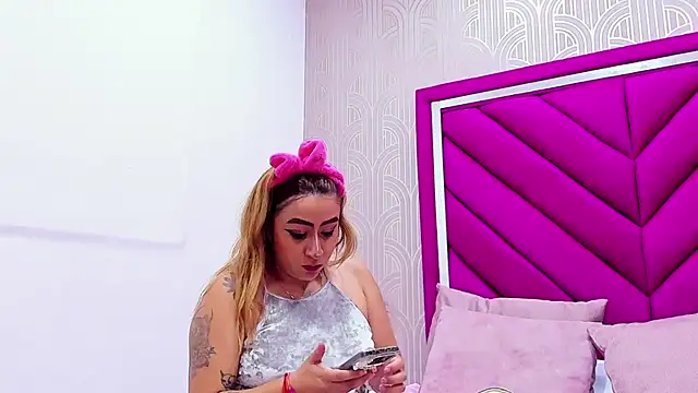 emma cook  online show from January 2026 09:00:02 PM