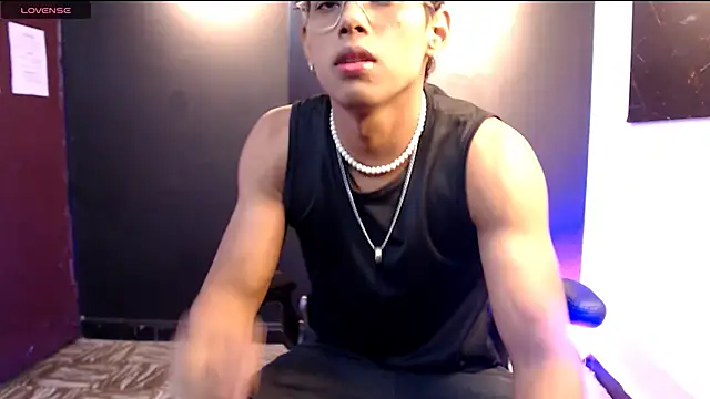 Snapshot of LiamVibes212 chatting on December 2025 03:27:01 AM LiamVibes212 online show from December 2025 03:27:01 AM