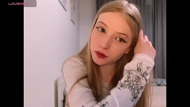 Snapshot of _Milana_Sparkl75_ chatting on December 2025 01:39:01 AM Milana Sparkl75 online show from December 2025 01:39:01 AM