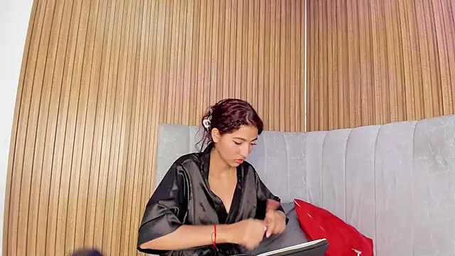 Maybeelin  online show from November 2025 12:49:01 PM