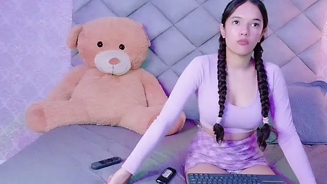 Snapshot of TinyCurlQueen chatting on December 2025 07:15:01 PM TinyCurlQueen online show from December 2025 07:15:01 PM