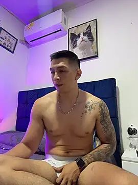 Snapshot of OliverWest04 chatting on November 2025 04:18:02 PM OliverWest04 online show from November 2025 04:18:02 PM