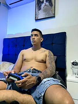 Snapshot of OliverWest04 chatting on December 2025 06:25:02 AM OliverWest04 online show from December 2025 06:25:02 AM