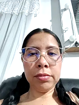 Snapshot of KarelysAC chatting on December 2025 12:44:01 AM KarelysAC online show from December 2025 12:44:01 AM