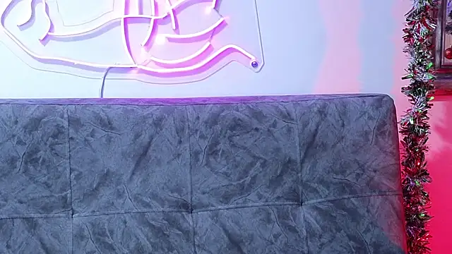 MightyLaura1 online show from December 2025 10:34:02 PM