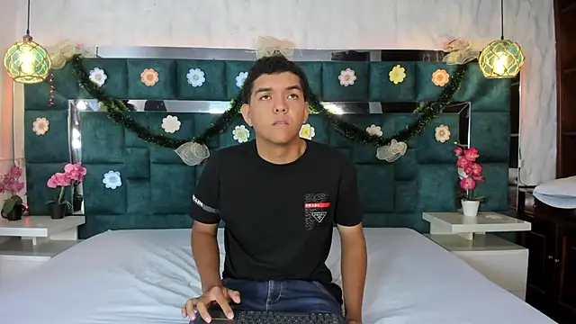 Snapshot of _bonnyandclyde chatting on December 2025 11:49:02 AM bonnyandclyde online show from December 2025 11:49:02 AM