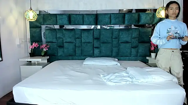  bonnyandclyde online show from February 2026 01:02:02 PM