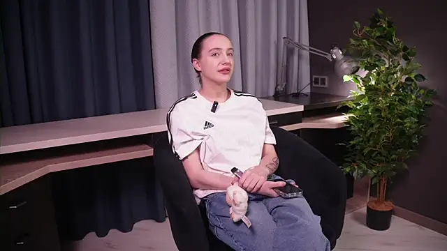 Snapshot of JesseGudgel chatting on November 2025 11:21:01 AM JesseGudgel online show from November 2025 11:21:01 AM