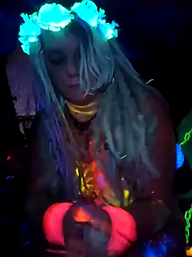 Snapshot of Horny_hippie chatting on November 2025 12:38:02 PM Horny hippie online show from November 2025 12:38:02 PM