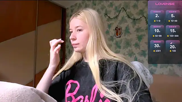 Snapshot of Barbie_Blondie chatting on April 2026 05:06:02 PM Barbie Blondie online show from April 2026 05:06:02 PM