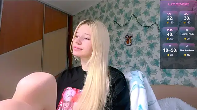 Snapshot of Barbie_Blondie chatting on April 2026 02:07:02 PM Barbie Blondie online show from April 2026 02:07:02 PM