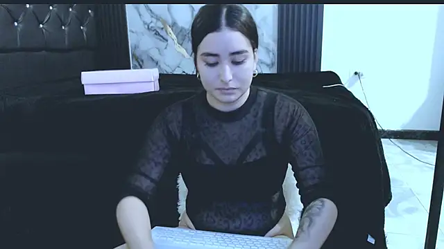 NoaLeon21 online show from April 2026 07:00:01 PM