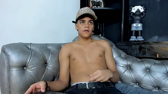 Isaac Collins  online show from November 2025 07:58:02 PM