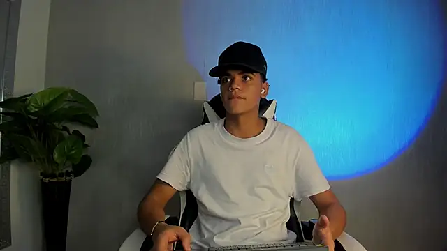 Isaac Collins  online show from December 2025 08:10:02 PM