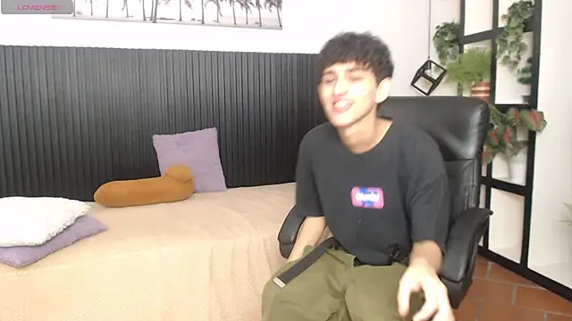 Michaelkoiv online show from December 2025 12:40:02 PM