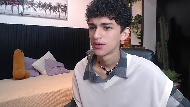 Michaelkoiv online show from December 2025 12:32:02 PM