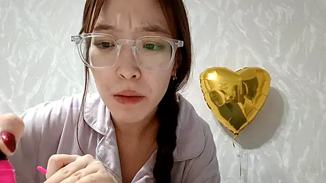 MollyTiger online show from December 2025 02:33:01 PM