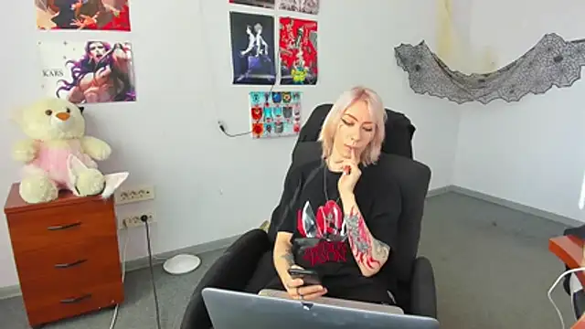 AuraliLi online show from December 2025 10:20:01 AM