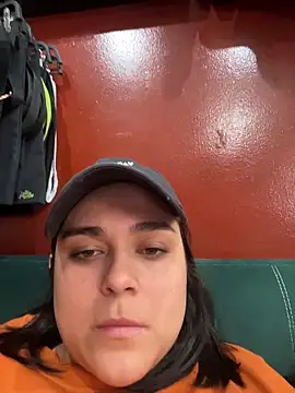 Snapshot of Laurabuu_ chatting on November 2025 07:03:01 PM Laurabuu online show from November 2025 07:03:01 PM