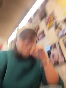 Snapshot of Laurabuu_ chatting on December 2025 10:42:01 PM Laurabuu online show from December 2025 10:42:01 PM