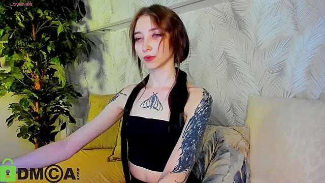 Snapshot of Ellen_Hops chatting on June 2026 01:01:01 AM Ellen Hops online show from June 2026 01:01:01 AM