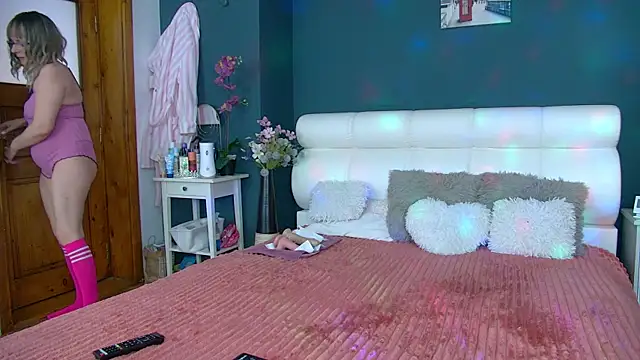 Cougar Milff online show from April 2026 02:01:05 PM