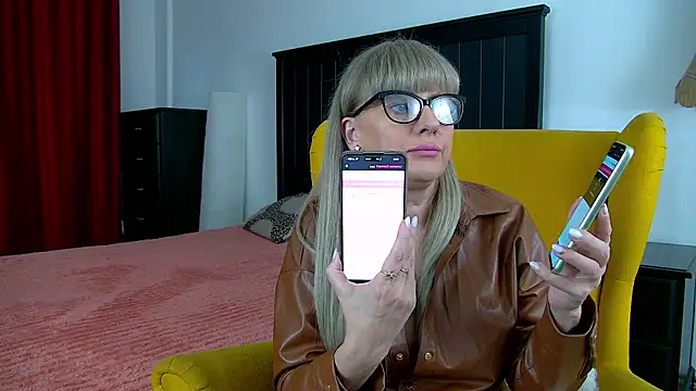 Cougar Milff online show from November 2025 01:33:02 PM