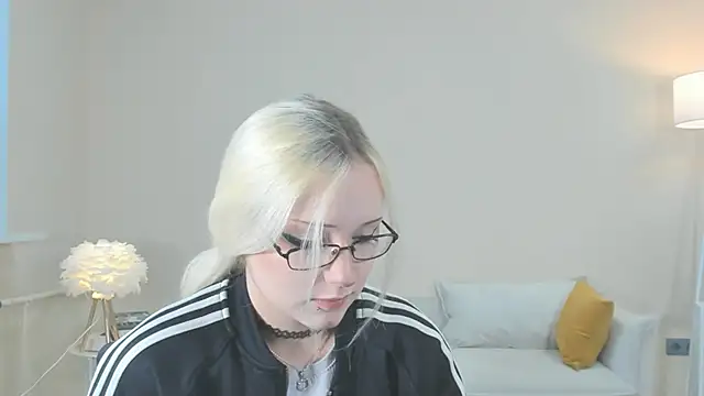 StellaZeolla online show from November 2025 07:19:01 AM