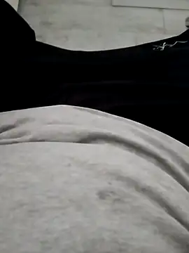 erdestruttor18 online show from December 2025 01:43:02 PM