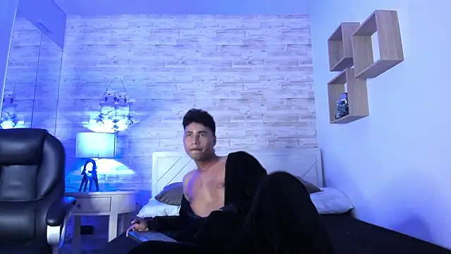 Simon Pernia online show from November 2025 06:41:01 PM