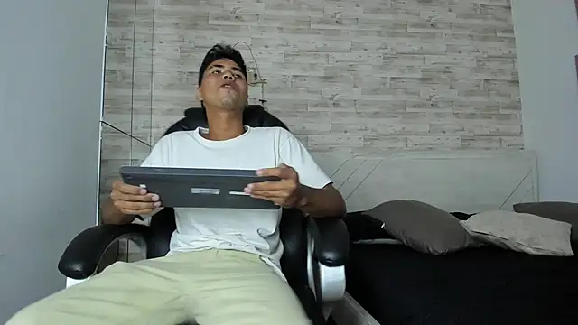 Simon Pernia online show from December 2025 07:04:02 PM