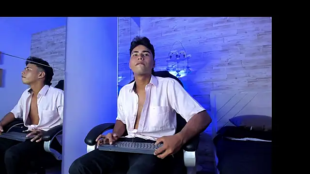 Simon Pernia online show from November 2025 07:14:02 PM