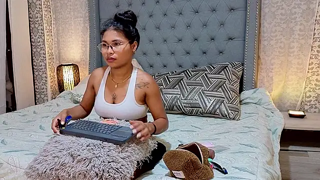 Miaa Collinss online show from November 2025 08:42:02 PM