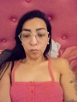 Snapshot of Yani-14 chatting on December 2025 04:28:02 AM Yani-14 online show from December 2025 04:28:02 AM