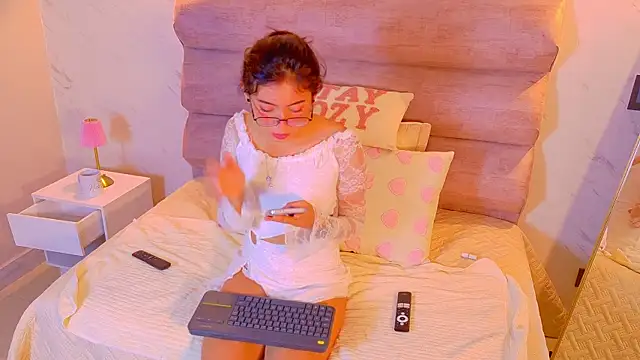 Mia Cullen online show from December 2025 11:59:02 AM