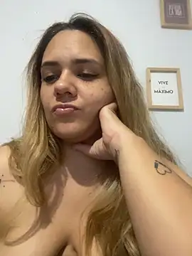 Snapshot of LoreinnFox chatting on April 2026 07:45:01 AM LoreinnFox online show from April 2026 07:45:01 AM