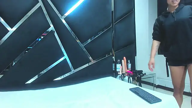 Alyssa Noah online show from April 2026 03:01:01 AM