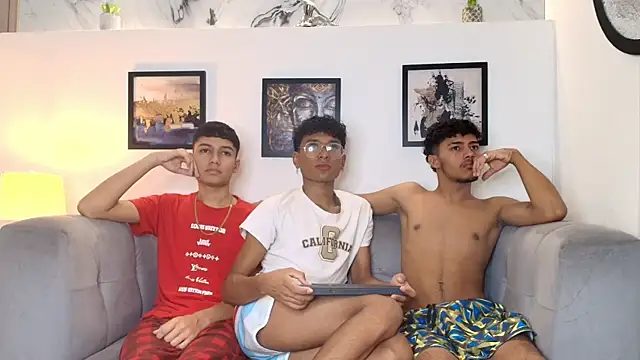 Snapshot of COUPLES_BOYS chatting on February 2026 01:28:01 AM COUPLES BOYS online show from February 2026 01:28:01 AM