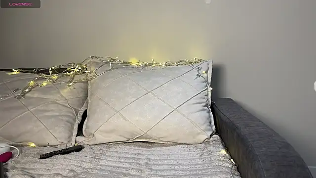 tinyholess online show from February 2026 04:03:02 PM