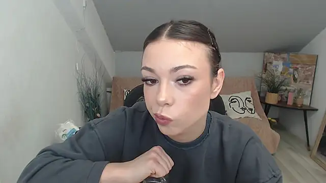 Snapshot of MayaWill chatting on December 2025 12:37:01 PM MayaWill online show from December 2025 12:37:01 PM