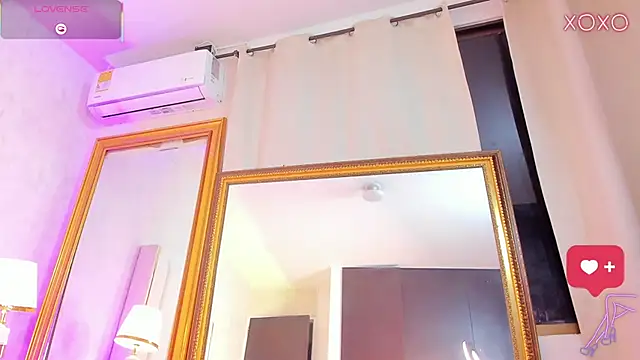 Snapshot of MoliBunny chatting on December 2025 05:54:01 AM MoliBunny online show from December 2025 05:54:01 AM